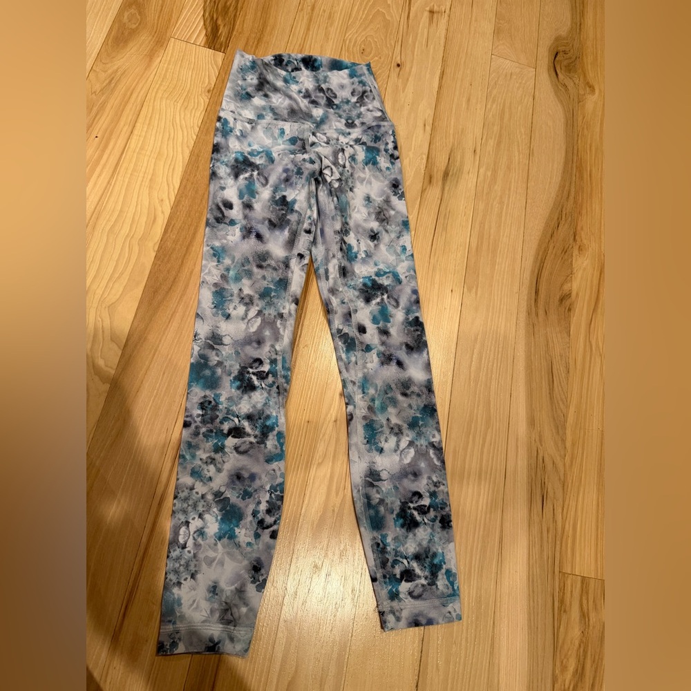 Lululemon legging in Kaleidofloral Multi, Nulu Fabric Yoga. Size 0!